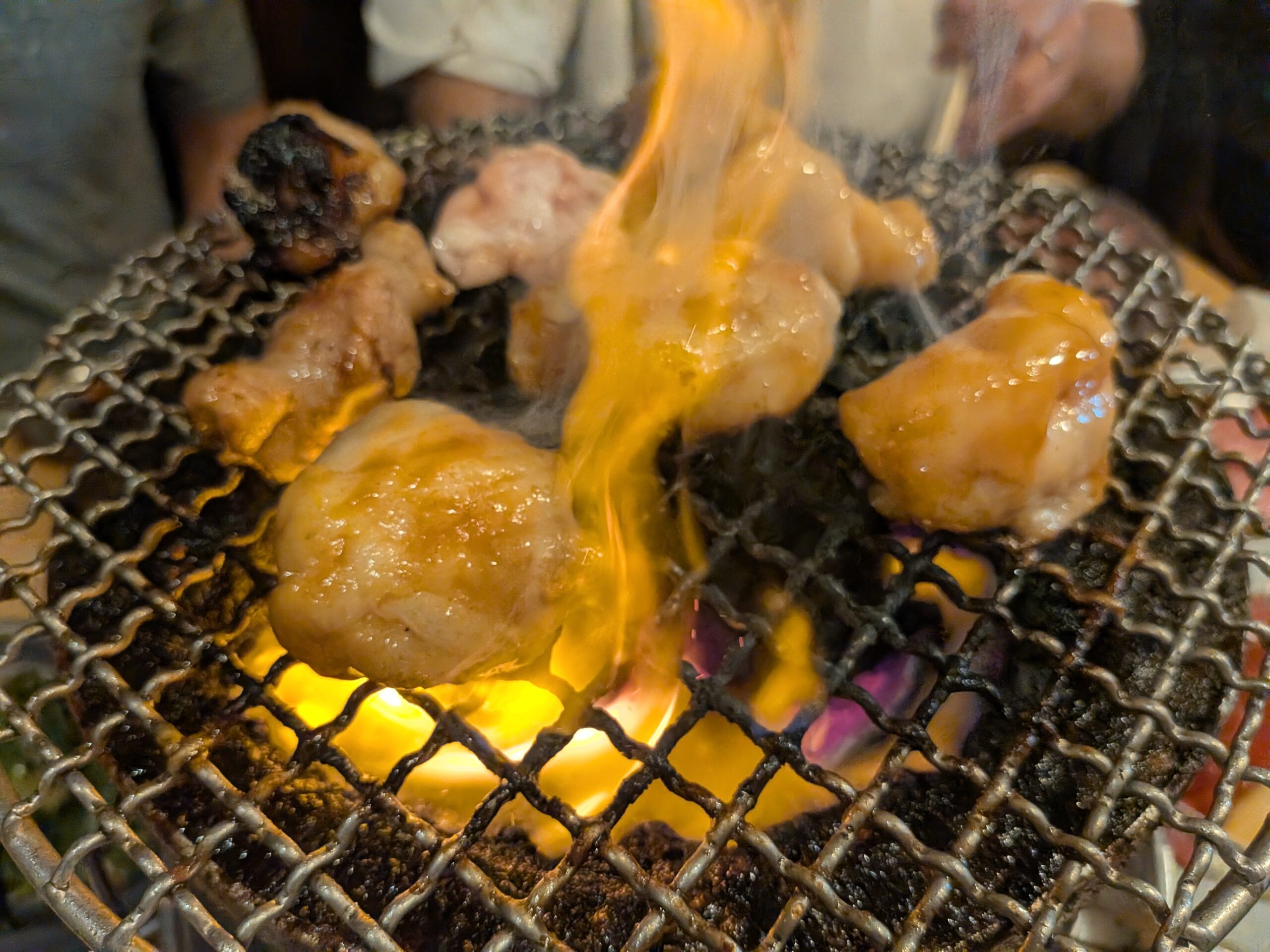 亀戸・ホルモン青木で炎を上げて焼くホルモン