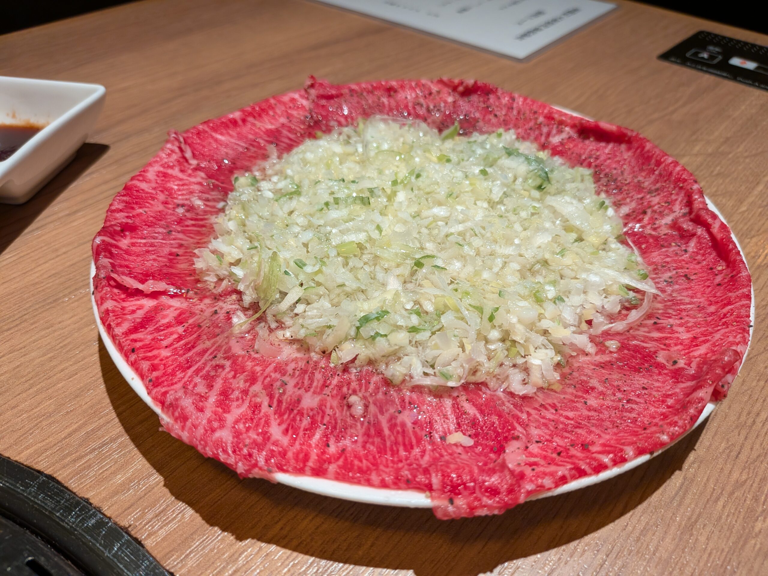 ネギがたっぷりのった暴食カルビロース塩