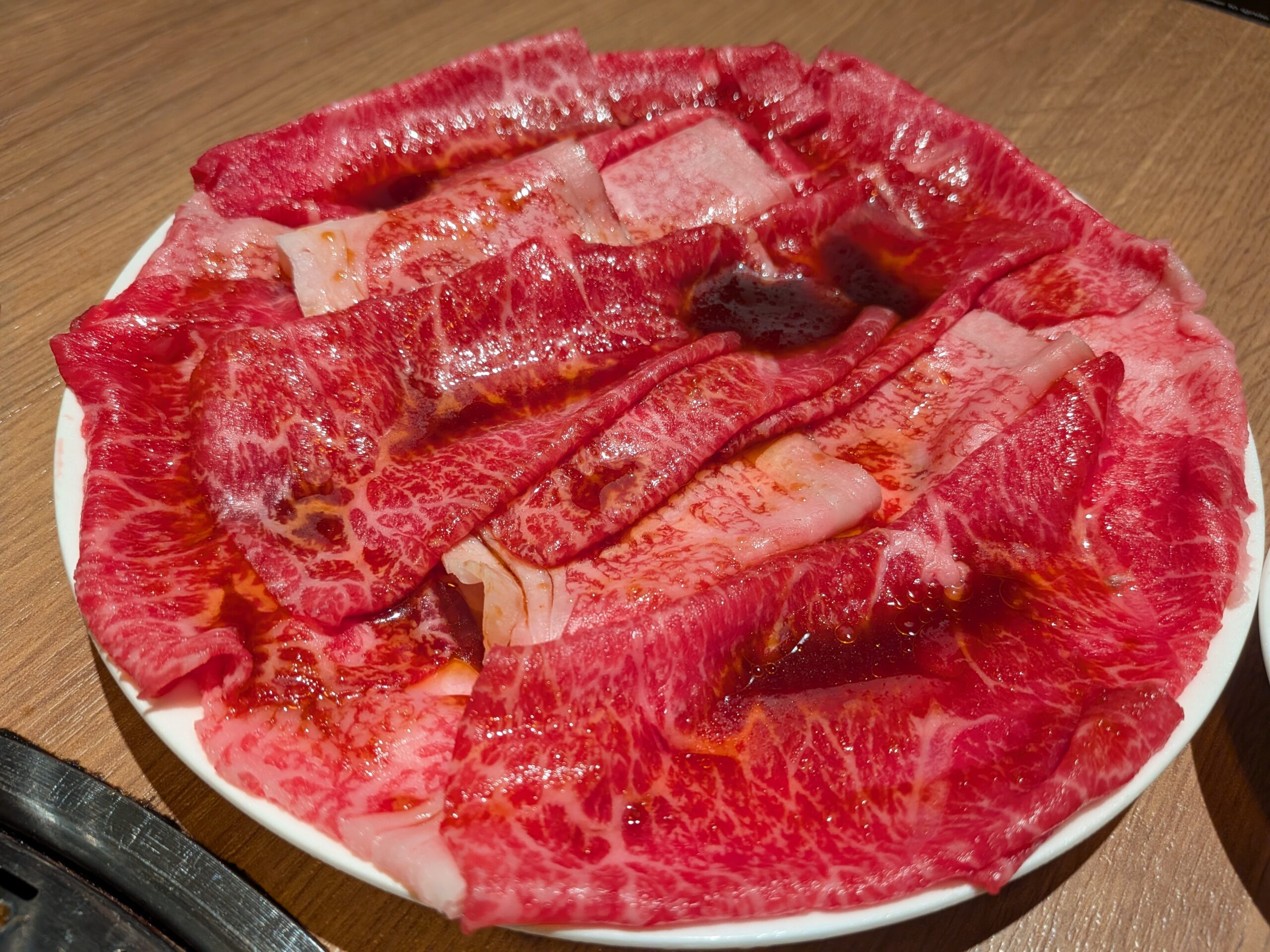 赤いタレがかかった暴食カルビロース