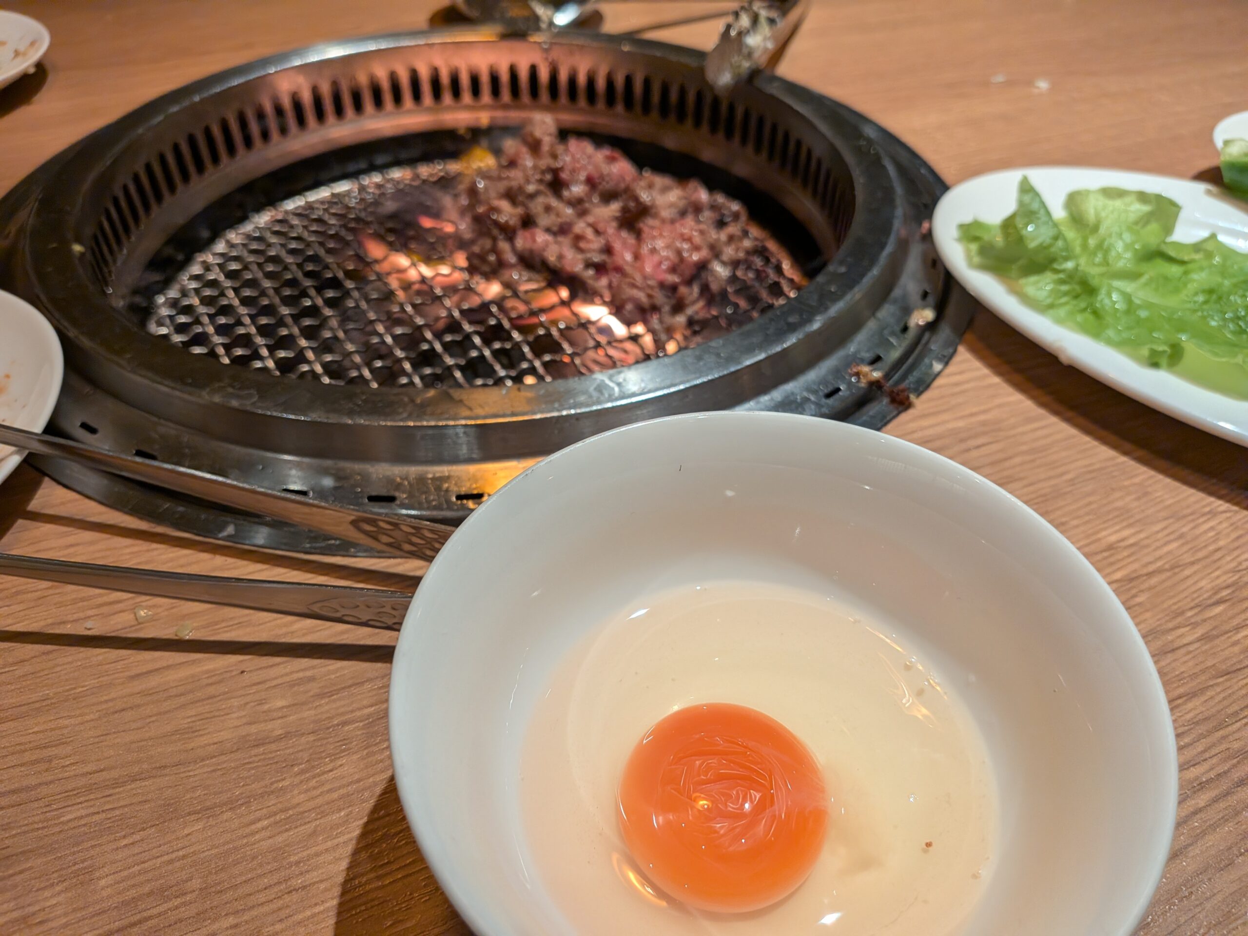 タレのロースと一緒に出てくる生卵