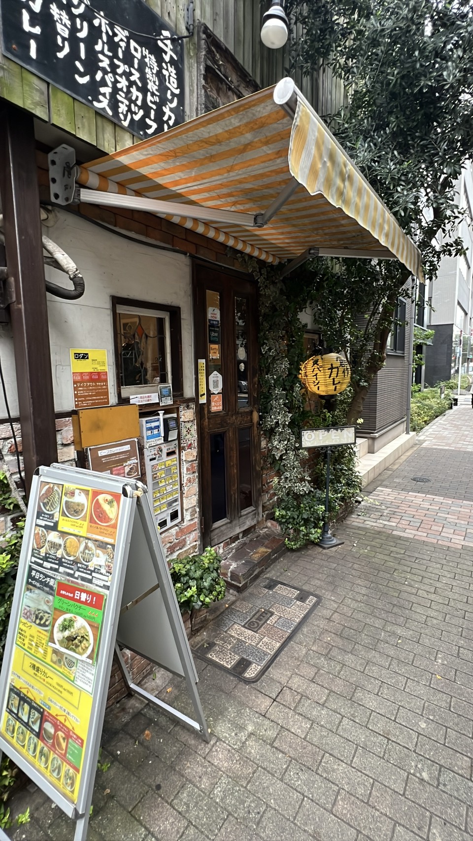 宝町のカレー店ロダンの外観